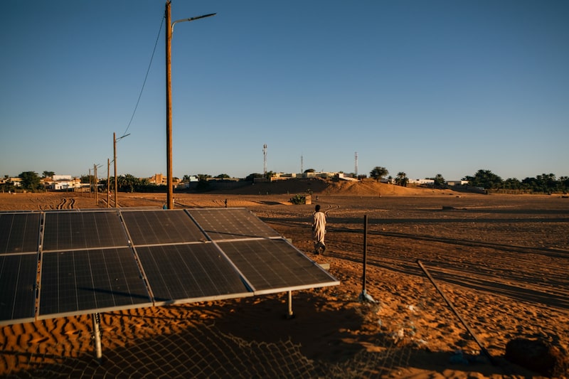 Paneles solares cerca de Chinguetti, Mauritania. Fotógrafo: Kang-Chun Cheng/Bloomberg. Paneles solares cerca de Chinguetti, Mauritania. Fotógrafo: Kang-Chun Cheng/Bloomberg.