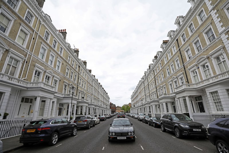 Automóviles aparcados frente a hileras de casas residenciales en Londres, Reino Unido, el viernes 21 de abril de 2017. Automóviles aparcados frente a hileras de casas residenciales en Londres, Reino Unido, el viernes 21 de abril de 2017.