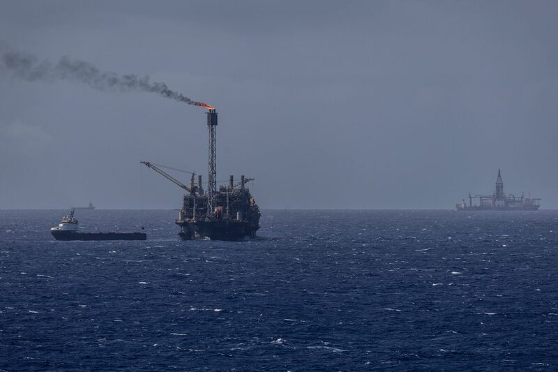 A expectativa era de que a empresa finalizasse os contratos de perfuração para o campo de Búzios neste ano, mas ela deve aguardar até 2026 enquanto tenta adquirir conhecimento sobre o reservatório, disseram fontes ouvidas pela Bloomberg News A expectativa era de que a empresa finalizasse os contratos de perfuração para o campo de Búzios neste ano, mas ela deve aguardar até 2026 enquanto tenta adquirir conhecimento sobre o reservatório, disseram fontes ouvidas pela Bloomberg News