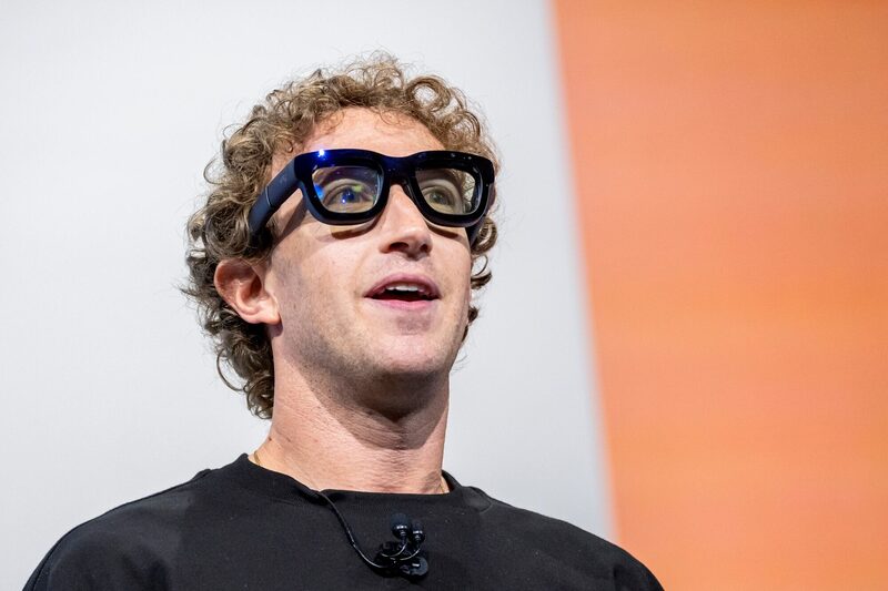 Mark Zuckerberg lleva unas gafas de realidad aumentada Orion durante el evento Meta Connect en Menlo Park, California, el 25 de septiembre. Mark Zuckerberg lleva unas gafas de realidad aumentada Orion durante el evento Meta Connect en Menlo Park, California, el 25 de septiembre.