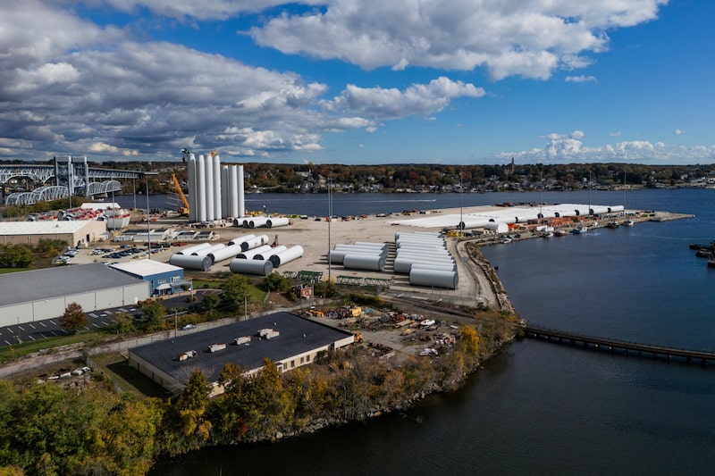 Secciones y palas de aerogeneradores en la planta de montaje del proyecto Revolution Wind en New London, Connecticut, EE. UU. Fotógrafo: Joe Buglewicz/Bloomberg Secciones y palas de aerogeneradores en la planta de montaje del proyecto Revolution Wind en New London, Connecticut, EE. UU. Fotógrafo: Joe Buglewicz/Bloomberg