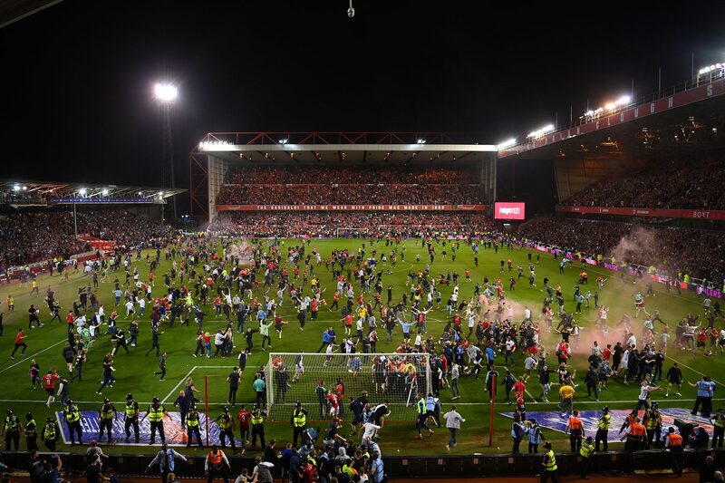 Fans del Nottingham Forest invaden la cancha después de asegurar la final para el ascenso de la liga inglesa. Fans del Nottingham Forest invaden la cancha después de asegurar la final para el ascenso de la liga inglesa.