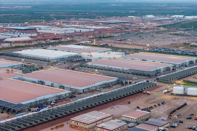 Si bien algunos directivos han restado importancia a esta presión, otros reconocen que la falta de electricistas, instaladores de tuberías y supervisores de obra les está obligando a rechazar trabajos o a captar personal de contratistas más pequeños para poder cubrir las necesidades de los proyectos. Si bien algunos directivos han restado importancia a esta presión, otros reconocen que la falta de electricistas, instaladores de tuberías y supervisores de obra les está obligando a rechazar trabajos o a captar personal de contratistas más pequeños para poder cubrir las necesidades de los proyectos.