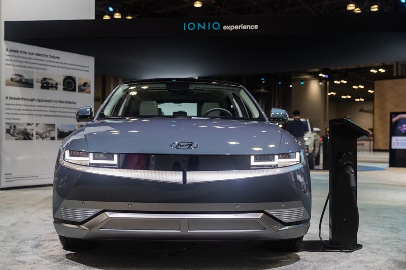 Un Hyundai Ioniq 5 durante el Salón Internacional del Automóvil de Nueva York 2022 (NYIAS) en Nueva York, Estados Unidos, el jueves 14 de abril de 2022. El NYIAS vuelve después de haber sido cancelado durante dos años debido a la pandemia de Covid-19. Fotógrafo: Jeenah Moon/Bloomberg Un Hyundai Ioniq 5 durante el Salón Internacional del Automóvil de Nueva York 2022 (NYIAS) en Nueva York, Estados Unidos, el jueves 14 de abril de 2022. El NYIAS vuelve después de haber sido cancelado durante dos años debido a la pandemia de Covid-19. Fotógrafo: Jeenah Moon/Bloomberg