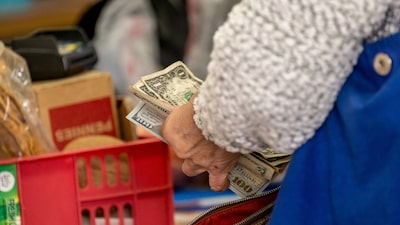 El dólar cae a mínimos de tres semanas tras la recompra de bonos del Tesoro El dólar cae a mínimos de tres semanas tras la recompra de bonos del Tesoro