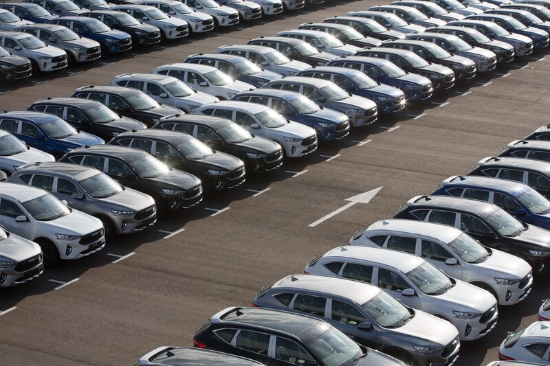 Pátio de montadora com dezenas de carros enfileirados Pátio de montadora com dezenas de carros enfileirados