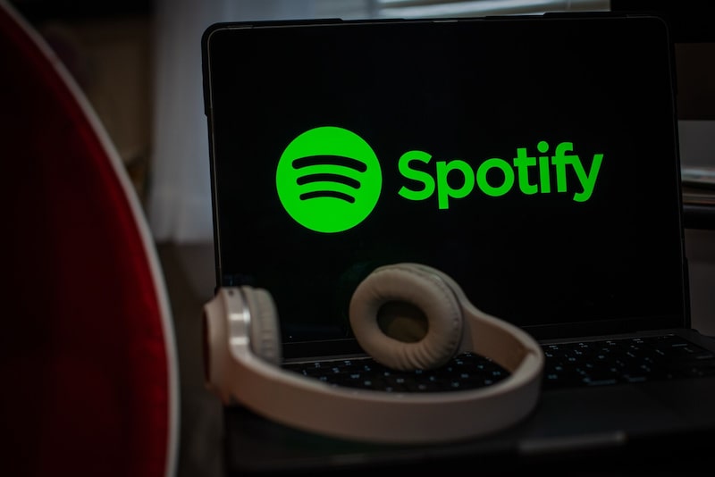 El logotipo de Spotify en un computador portátil dispuesto en Hastings-on-Hudson, Nueva York, EE.UU. El logotipo de Spotify en un computador portátil dispuesto en Hastings-on-Hudson, Nueva York, EE.UU.
