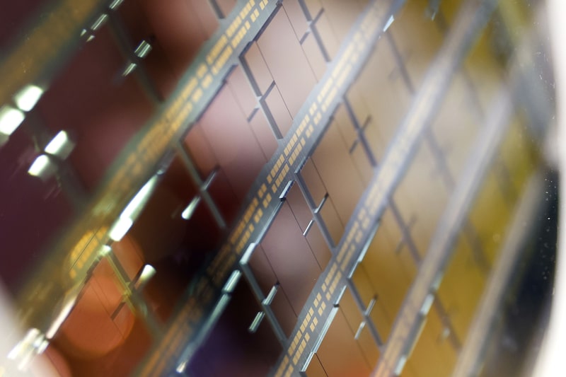 Una muestra de evaluación de un chip en oblea utilizado para el paquete 2,5D, desarrollado por el consorcio JOINT2 (Jisso Open Innovation Network of Tops 2), formado por Showa Denko Materials Co. y otras 11 empresas, expuesto en la feria Semicon Japan de Tokio, Japón, el miércoles 14 de diciembre de 2022. La exposición se prolongará hasta el 16 de diciembre. Photographer: Kiyoshi Ota/Bloomberg Una muestra de evaluación de un chip en oblea utilizado para el paquete 2,5D, desarrollado por el consorcio JOINT2 (Jisso Open Innovation Network of Tops 2), formado por Showa Denko Materials Co. y otras 11 empresas, expuesto en la feria Semicon Japan de Tokio, Japón, el miércoles 14 de diciembre de 2022. La exposición se prolongará hasta el 16 de diciembre. Photographer: Kiyoshi Ota/Bloomberg