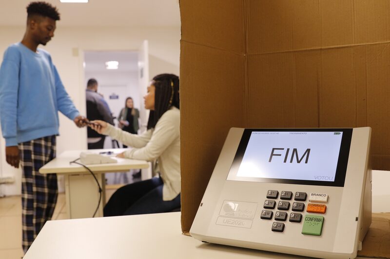 Positivo obteve cerca de 20% de sua receita no segundo trimestre com a venda de urnas eletrônicas Positivo obteve cerca de 20% de sua receita no segundo trimestre com a venda de urnas eletrônicas