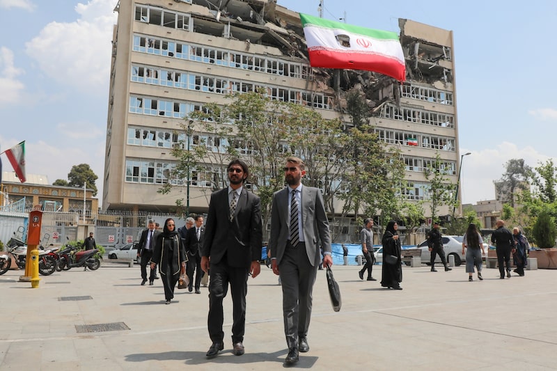 Representantes de misiones diplomáticas extranjeras, oficinas de las Naciones Unidas y medios de comunicación visitan los lugares dañados que habían sido objeto de ataques estadounidenses e israelíes, en Teherán, el 20 de abril. Fotógrafo: Majid Saeedi/Getty Images Representantes de misiones diplomáticas extranjeras, oficinas de las Naciones Unidas y medios de comunicación visitan los lugares dañados que habían sido objeto de ataques estadounidenses e israelíes, en Teherán, el 20 de abril. Fotógrafo: Majid Saeedi/Getty Images