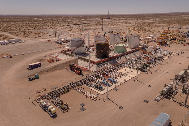 Una planta de tratamiento de petróleo y gas, y al fondo una plataforma de perforación, en el yacimiento de shale Bajada del Palo de Vista Energy, en Neuquén. Una planta de tratamiento de petróleo y gas, y al fondo una plataforma de perforación, en el yacimiento de shale Bajada del Palo de Vista Energy, en Neuquén.