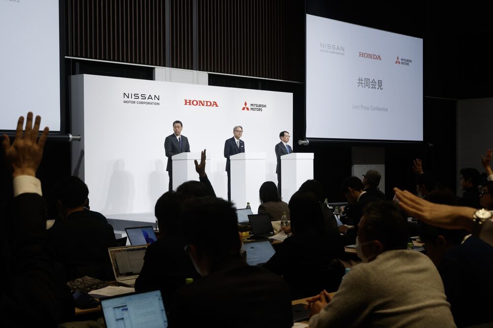 O CEO da Nissan, Makoto Uchida, a partir da esquerda, o CEO da Honda, Toshihiro Mibe, e o CEO da Mitsubishi, Takao Kato, em entrevista coletiva de imprensa na segunda-feira (23) (Foto: Kiyoshi Ota/Bloomberg) O CEO da Nissan, Makoto Uchida, a partir da esquerda, o CEO da Honda, Toshihiro Mibe, e o CEO da Mitsubishi, Takao Kato, em entrevista coletiva de imprensa na segunda-feira (23) (Foto: Kiyoshi Ota/Bloomberg)