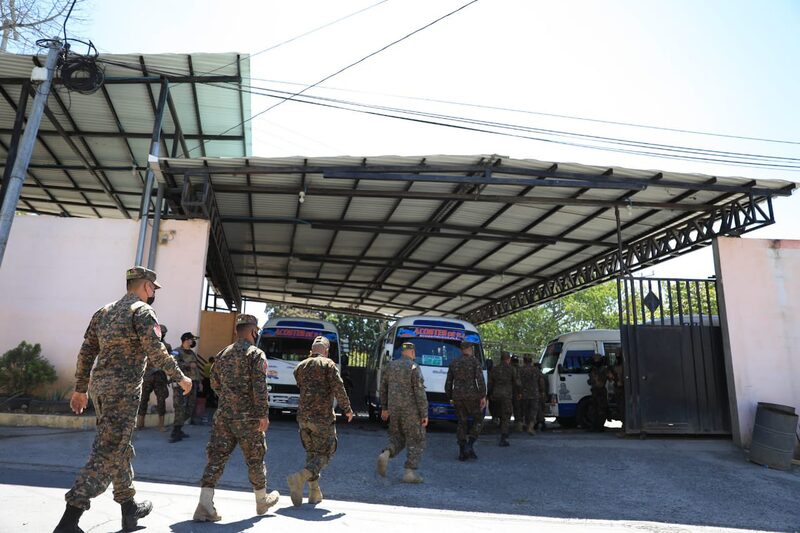 El VMT y la Fuerza Armada tomaron control de dos líneas del transporte colectivo en El Salvador por incremento ilegal en las tarifas al público. Foto: VMT @VMTElSalvador El VMT y la Fuerza Armada tomaron control de dos líneas del transporte colectivo en El Salvador por incremento ilegal en las tarifas al público. Foto: VMT @VMTElSalvador