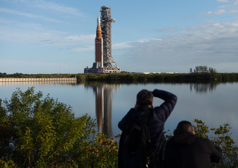 Un hombre toma una foto del cohete de la misión Artemis II. Un hombre toma una foto del cohete de la misión Artemis II.