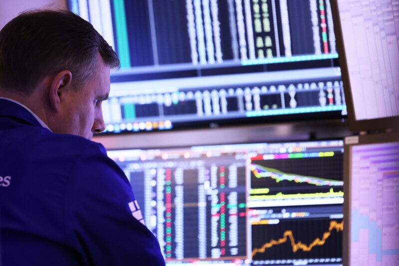 Trader na NYSE: bolsas em Wall Street têm abertura com cautela Trader na NYSE: bolsas em Wall Street têm abertura com cautela