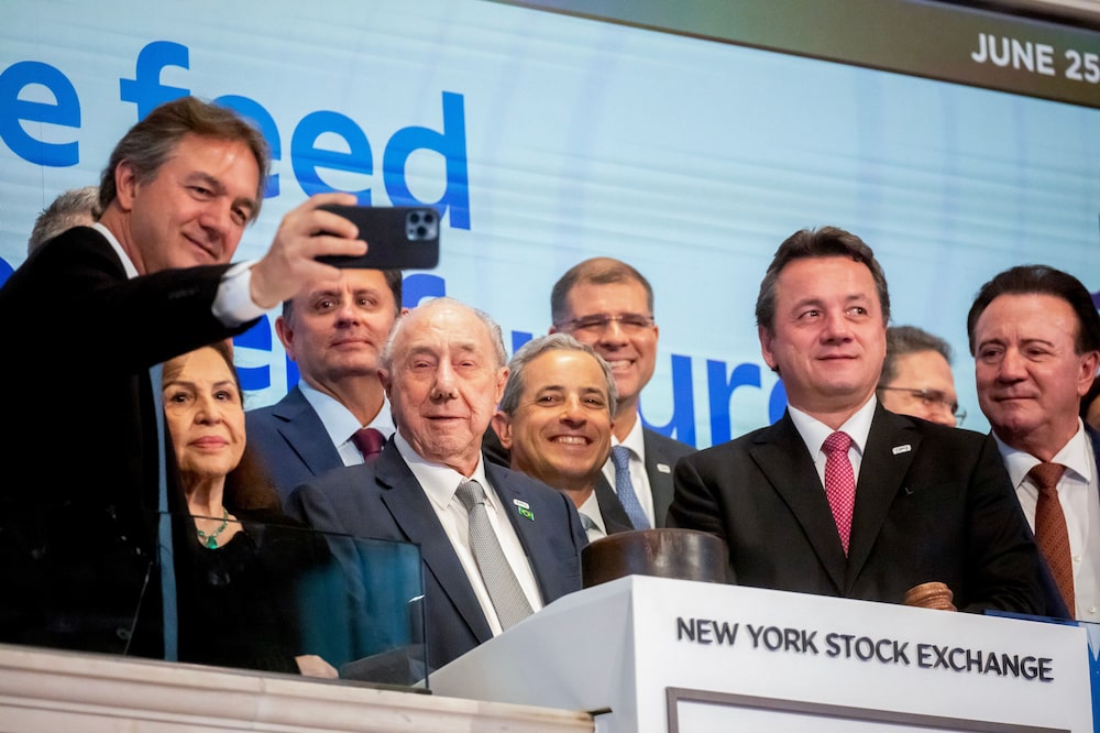 Joesley Batista, vice chairman of JBS SA and board member of Pilgrims Pride Corp., from left, Flora Mendonca Batista, wife of Joesley Batista, Jose Batista Sobrinho, founder of JBS SA, Chris Taylor, vice president of listings and services at NYSE Group Inc., Wesley Batista, board member of JBS SA and Pilgrims Pride Corp., and Jose Batista Jr., former board member of JBS SA, take a photo before ringing the opening bell on the floor at the New York Stock Exchange (NYSE) in New York, US, on Wednesday, June 25, 2025. JBS NV shares started trading in New York on June 13, giving the world's largest meat producer a market value of about $15 billion as it culminated a years-long effort to reach a broader pool of investors. Photographer: Michael Nagle/Bloomberg Joesley Batista, vice chairman of JBS SA and board member of Pilgrims Pride Corp., from left, Flora Mendonca Batista, wife of Joesley Batista, Jose Batista Sobrinho, founder of JBS SA, Chris Taylor, vice president of listings and services at NYSE Group Inc., Wesley Batista, board member of JBS SA and Pilgrims Pride Corp., and Jose Batista Jr., former board member of JBS SA, take a photo before ringing the opening bell on the floor at the New York Stock Exchange (NYSE) in New York, US, on Wednesday, June 25, 2025. JBS NV shares started trading in New York on June 13, giving the world's largest meat producer a market value of about $15 billion as it culminated a years-long effort to reach a broader pool of investors. Photographer: Michael Nagle/Bloomberg