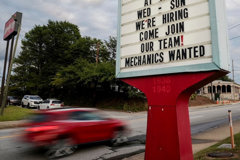 Un cartel de "Estamos contratando" en Atlanta. Fotógrafo: Elijah Nouvelage/Bloomberg Un cartel de "Estamos contratando" en Atlanta. Fotógrafo: Elijah Nouvelage/Bloomberg