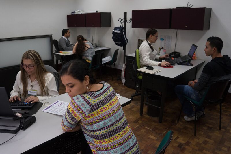 Reclutadores se reúnen con trabajadores de centros de empleo del gobierno en Medellín, Colombia, el miércoles 18 de mayo de 2016. Reclutadores se reúnen con trabajadores de centros de empleo del gobierno en Medellín, Colombia, el miércoles 18 de mayo de 2016.