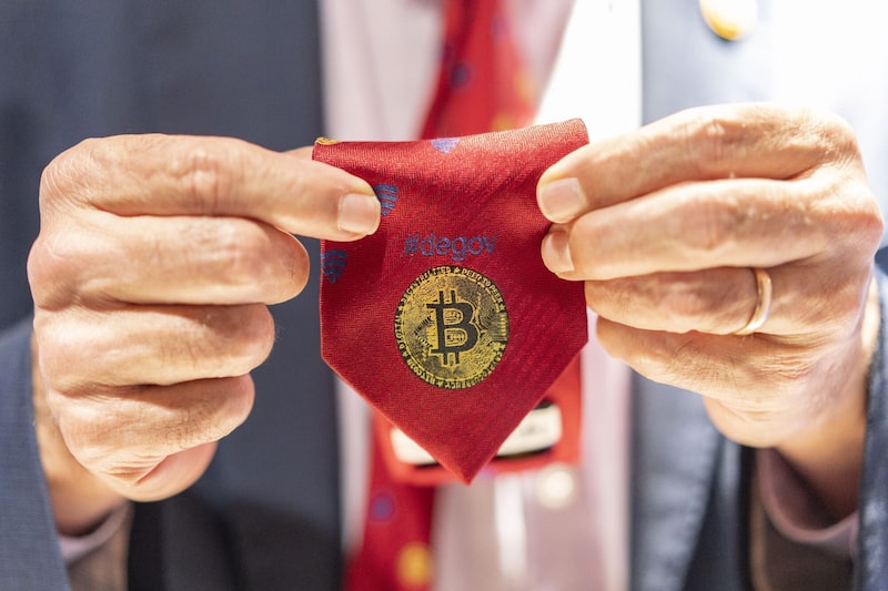 Tim Draper, presidente de DFJ Athena, muestra su corbata en la cumbre Blockchain Week en París, Francia, el miércoles 10 de abril de 2024. Tim Draper, presidente de DFJ Athena, muestra su corbata en la cumbre Blockchain Week en París, Francia, el miércoles 10 de abril de 2024.