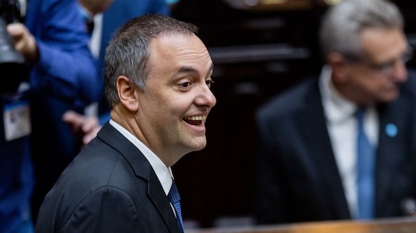 Encuesta refleja criticas a Milei por su manejo de la crisis del jefe de gabinete Encuesta refleja criticas a Milei por su manejo de la crisis del jefe de gabinete