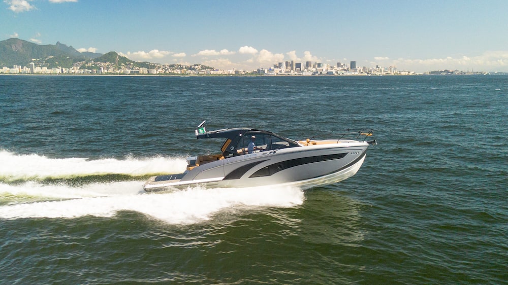 Triton Flyer 38, carro-chefe de vendas da marca. Embarcação de 38 pés vendida majoritariamente com motores de polpa no Nordeste oferece configuração artesanal e preços entre R$ 1,6 milhão e R$ 2,3 milhões conforme especificações Triton Flyer 38, carro-chefe de vendas da marca. Embarcação de 38 pés vendida majoritariamente com motores de polpa no Nordeste oferece configuração artesanal e preços entre R$ 1,6 milhão e R$ 2,3 milhões conforme especificações