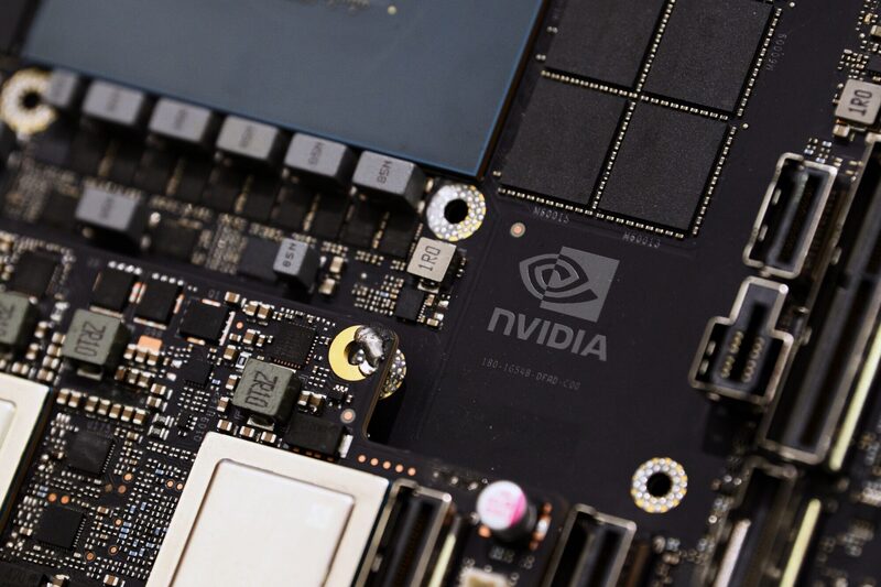 Hyperscalers como Google, Meta e Amazon buscam reduzir a dependência dos chips da Nvidia, com desenvolvimento próprio ou de terceiros. (Foto: Akio Kon/Bloomberg) Hyperscalers como Google, Meta e Amazon buscam reduzir a dependência dos chips da Nvidia, com desenvolvimento próprio ou de terceiros. (Foto: Akio Kon/Bloomberg)