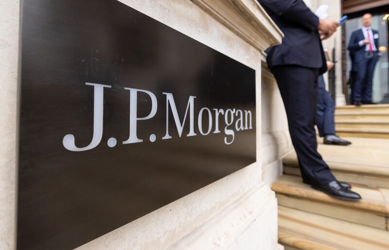 Así se llamaría la criptomoneda que podría lanzar JPMorgan. Así se llamaría la criptomoneda que podría lanzar JPMorgan.