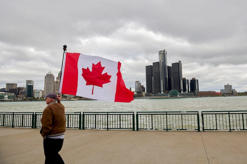 Canadienses se reunieron en la ribera del río Detroit en Windsor, Ontario, durante la manifestación solidaria "Uniendo Nuestra Amistad" con los residentes de Detroit. Canadienses se reunieron en la ribera del río Detroit en Windsor, Ontario, durante la manifestación solidaria "Uniendo Nuestra Amistad" con los residentes de Detroit.