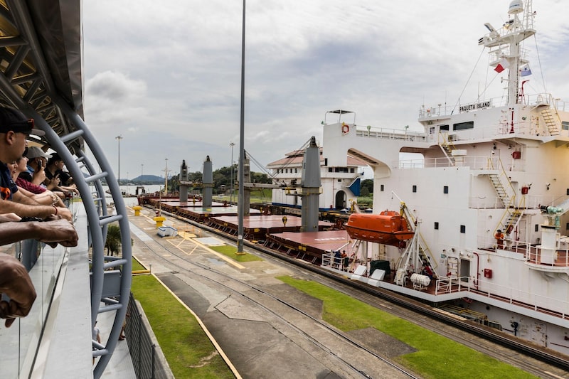 En la foto, el buque granelero Paqueta Island navega a través de las esclusas de Miraflores del Canal de Panamá, cerca de la Ciudad de Panamá, Panamá. En la foto, el buque granelero Paqueta Island navega a través de las esclusas de Miraflores del Canal de Panamá, cerca de la Ciudad de Panamá, Panamá.