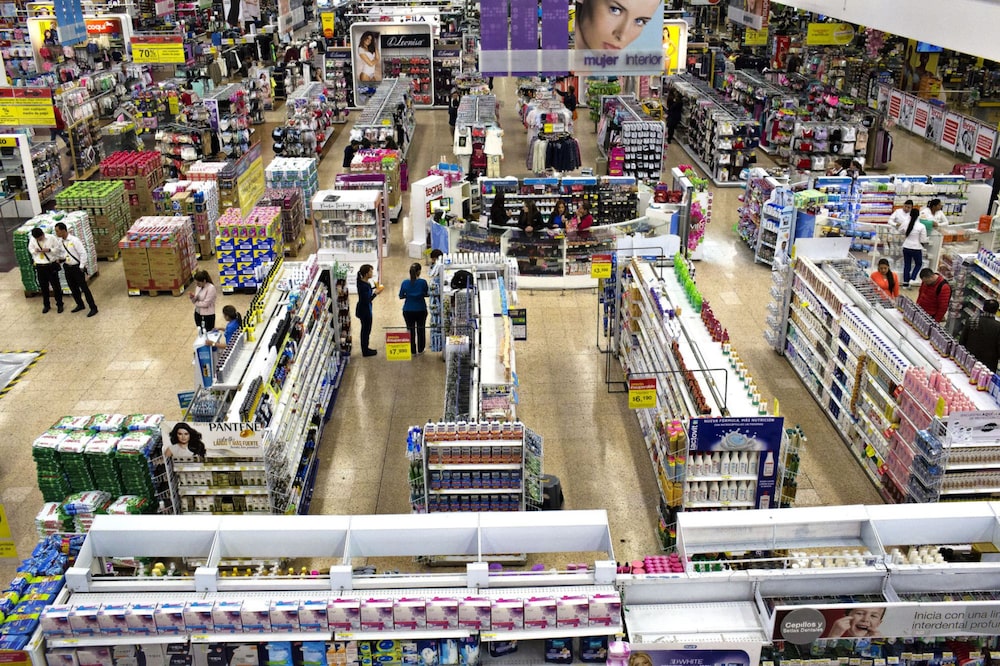 Los compradores ven los productos para el cuidado de la salud y la belleza a la venta en una tienda de Almacenes Exito SA en Bogotá, Colombia, el jueves 20 de abril de 2017. Los compradores ven los productos para el cuidado de la salud y la belleza a la venta en una tienda de Almacenes Exito SA en Bogotá, Colombia, el jueves 20 de abril de 2017.