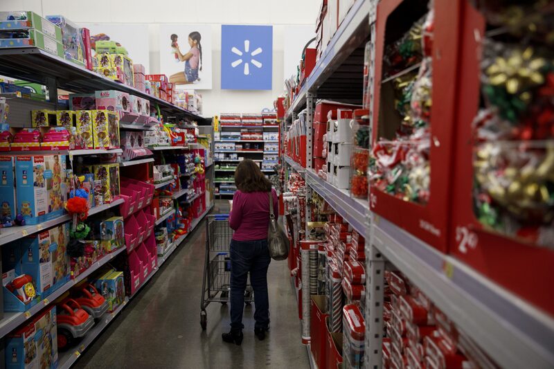 Un cliente busca artículos navideños en una tienda de Walmart Inc. en Burbank, California, EE. UU., el lunes 19 de noviembre de 2018. Un cliente busca artículos navideños en una tienda de Walmart Inc. en Burbank, California, EE. UU., el lunes 19 de noviembre de 2018.
