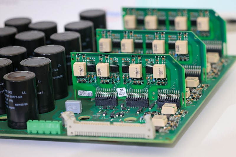 Infineon recibe a Scholz para poner la primera piedra de una planta de chips de 5.000 millones de euros Infineon recibe a Scholz para poner la primera piedra de una planta de chips de 5.000 millones de euros