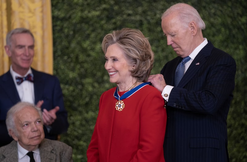 Biden concede a Messi, Hillary Clinton y Soros la Medalla de la Libertad. Biden concede a Messi, Hillary Clinton y Soros la Medalla de la Libertad.