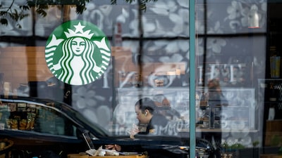 Starbucks eleva sus previsiones anuales tras un fuerte repunte de ventas en EE.UU. Starbucks eleva sus previsiones anuales tras un fuerte repunte de ventas en EE.UU.