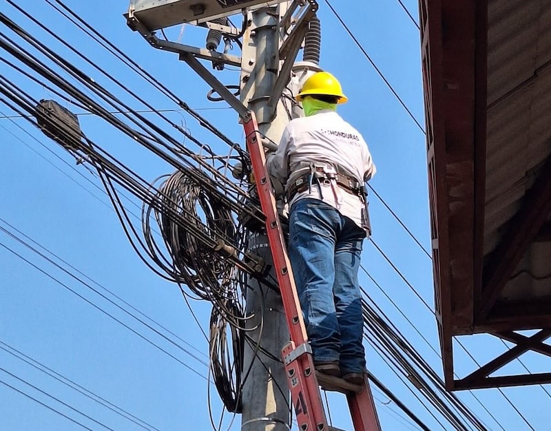 Cuadrillas de la ENEE, realizaron el cambio de un poste en Villanueva, al norte Honduras, el 20 de mayo de 2026. Cuadrillas de la ENEE, realizaron el cambio de un poste en Villanueva, al norte Honduras, el 20 de mayo de 2026.