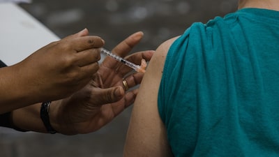 Panel de los CDC elimina la recomendación universal de vacunación contra el Covid Panel de los CDC elimina la recomendación universal de vacunación contra el Covid