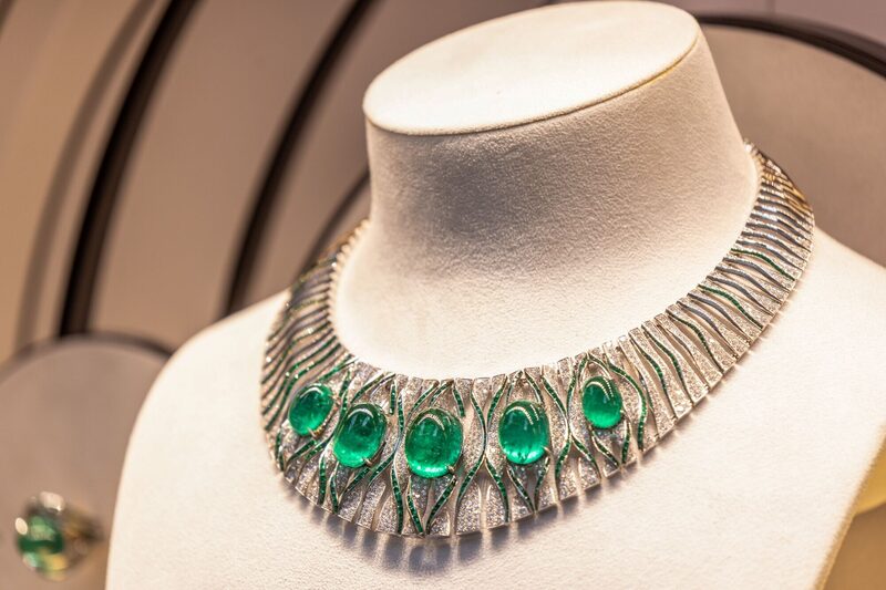 Colar da Cartier: joias da marca ajudaram a impulsionar os resultados da Richemont acima do esperado (Foto: Jason Alden/Bloomberg) Colar da Cartier: joias da marca ajudaram a impulsionar os resultados da Richemont acima do esperado (Foto: Jason Alden/Bloomberg)