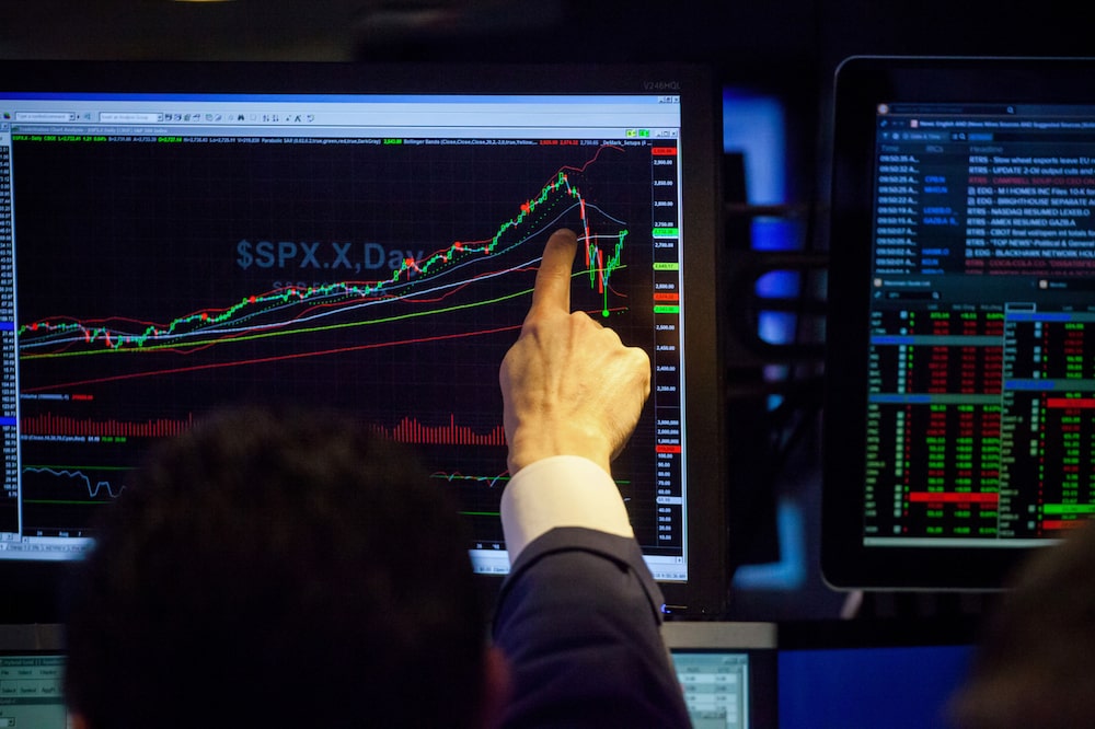 Un operador señala el monitor que muestra un gráfico del índice S&P 500 (SPX) en el piso de la Bolsa de Nueva York (NYSE) en Nueva York, Estados Unidos, el viernes 16 de febrero de 2018. Fotógrafo: Michael Nagle/Bloomberg Un operador señala el monitor que muestra un gráfico del índice S&P 500 (SPX) en el piso de la Bolsa de Nueva York (NYSE) en Nueva York, Estados Unidos, el viernes 16 de febrero de 2018. Fotógrafo: Michael Nagle/Bloomberg