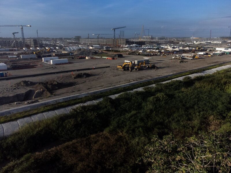 La solicitud de amparo, presentada en agosto, afirma que la gigante estatal Petróleos Mexicanos está construyendo ilegalmente la refinería Dos Bocas en Tabasco. La solicitud de amparo, presentada en agosto, afirma que la gigante estatal Petróleos Mexicanos está construyendo ilegalmente la refinería Dos Bocas en Tabasco.