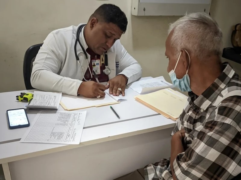 En una imagen referencial, especialista del IVSS atiende a un paciente en Apure, Barinas, Venezuela, el 4 de noviembre de 2025. En una imagen referencial, especialista del IVSS atiende a un paciente en Apure, Barinas, Venezuela, el 4 de noviembre de 2025.