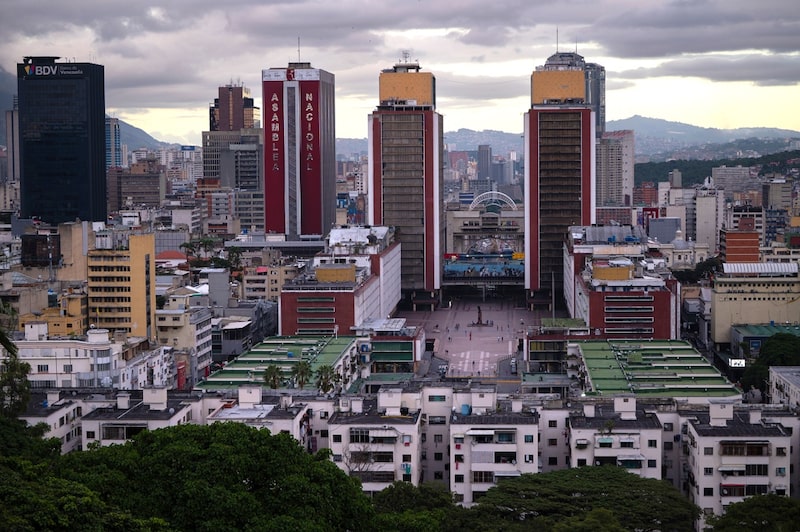 En la foto, las Torres Simón Bolívar, en el centro, y el edificio de la Asamblea Nacional, en el centro a la izquierda, en Caracas. Fuente: Bloomberg. En la foto, las Torres Simón Bolívar, en el centro, y el edificio de la Asamblea Nacional, en el centro a la izquierda, en Caracas. Fuente: Bloomberg.