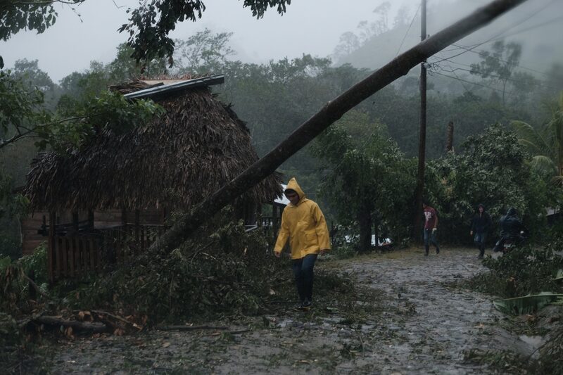 El vocablo monzón se deriva de la palabra árabe mausim, que significa estación; por lo tanto, este fenómeno se refiere al cambio estacional en la dirección de los vientos. El vocablo monzón se deriva de la palabra árabe mausim, que significa estación; por lo tanto, este fenómeno se refiere al cambio estacional en la dirección de los vientos.