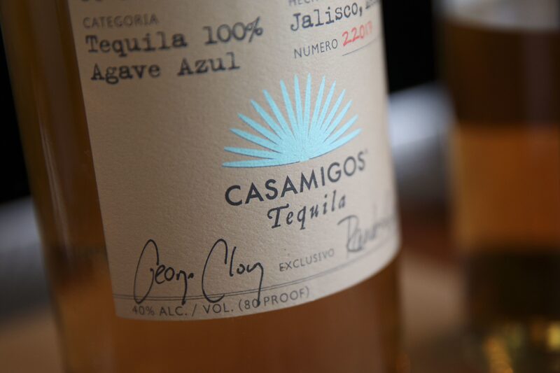 En Estados Unidos las ventas netas de tequila cayeron 5%, principalmente debido a una baja del 14% en Casamigos, una marca de alta gama fundada por George Clooney y Rande Gerber En Estados Unidos las ventas netas de tequila cayeron 5%, principalmente debido a una baja del 14% en Casamigos, una marca de alta gama fundada por George Clooney y Rande Gerber