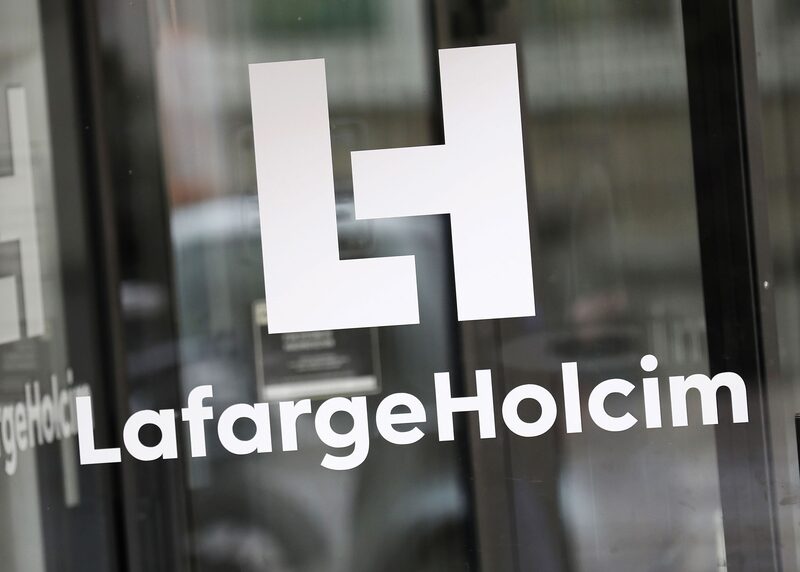 Un logo a la entrada del edificio de Lafarce Holcim en Francia. Un logo a la entrada del edificio de Lafarce Holcim en Francia.