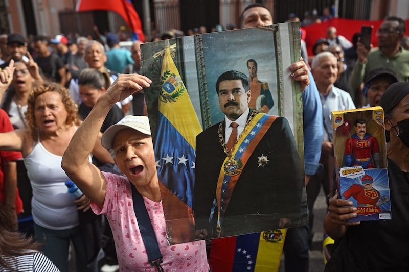 Una mujer sostiene un retrato de Nicolás Maduro durante una concentración en Caracas el 3 de enero. Foto: Federico Parra/AFP/Getty Images Una mujer sostiene un retrato de Nicolás Maduro durante una concentración en Caracas el 3 de enero. Foto: Federico Parra/AFP/Getty Images