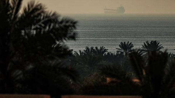 Un superpetrolero griego cruza el estrecho de Ormuz con su señal apagada pese a bloqueos Un superpetrolero griego cruza el estrecho de Ormuz con su señal apagada pese a bloqueos