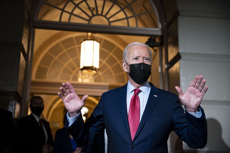 El presidente de EE.UU., Joe Biden, habla con los medios de comunicación mientras sale de una reunión del grupo demócrata de la Cámara de Representantes en el Capitolio de EE.UU. en Washington, D.C., EE.UU., el viernes 1 de octubre de 2021. Fotógrafo: Al Drago/Bloomberg El presidente de EE.UU., Joe Biden, habla con los medios de comunicación mientras sale de una reunión del grupo demócrata de la Cámara de Representantes en el Capitolio de EE.UU. en Washington, D.C., EE.UU., el viernes 1 de octubre de 2021. Fotógrafo: Al Drago/Bloomberg