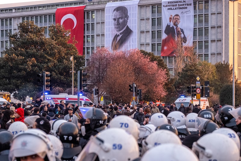 Pancartas junto a una bandera turca durante una manifestación tras la detención de Ekrem Imamoglu, alcalde de Estambul, el jueves 20 de marzo de 2025. Pancartas junto a una bandera turca durante una manifestación tras la detención de Ekrem Imamoglu, alcalde de Estambul, el jueves 20 de marzo de 2025.
