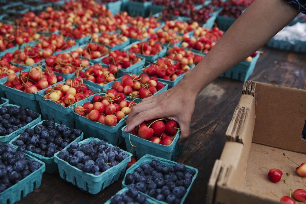 Cerezas y arándanos a la venta en un mercado de agricultores en el barrio de Fort Greene de Brooklyn, Nueva York, el sábado 16 de julio de 2022. Fuente: Bloomberg Cerezas y arándanos a la venta en un mercado de agricultores en el barrio de Fort Greene de Brooklyn, Nueva York, el sábado 16 de julio de 2022. Fuente: Bloomberg
