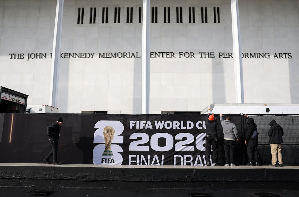 Los preparativos se realizan mientras la señalización del sorteo final de la Copa Mundial de la FIFA 2026 se exhibe afuera del Kennedy Center el 4 de diciembre en Washington. Los preparativos se realizan mientras la señalización del sorteo final de la Copa Mundial de la FIFA 2026 se exhibe afuera del Kennedy Center el 4 de diciembre en Washington.